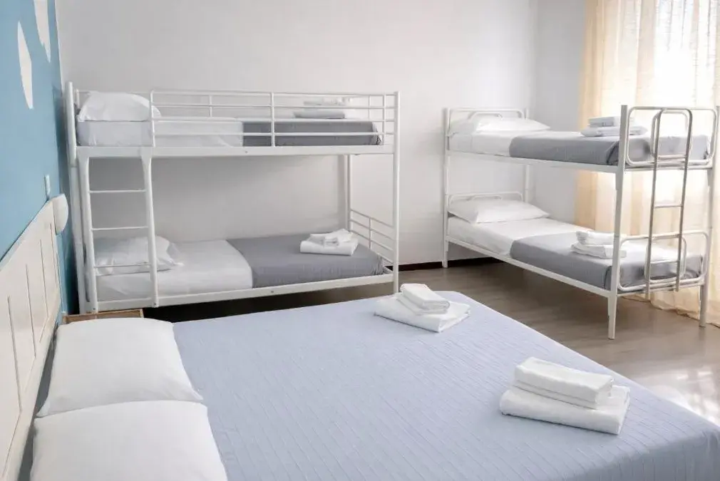 Camera familiare standard con letto matrimoniale e due letti a castello