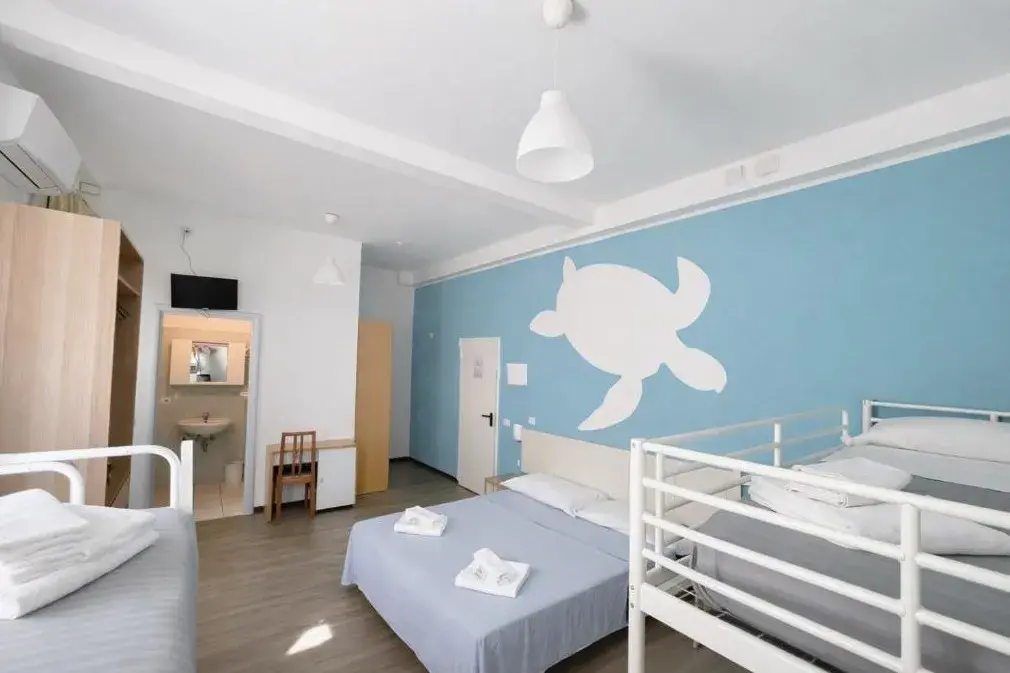 Camera familiare spaziosa con letto matrimoniale e letti a castello