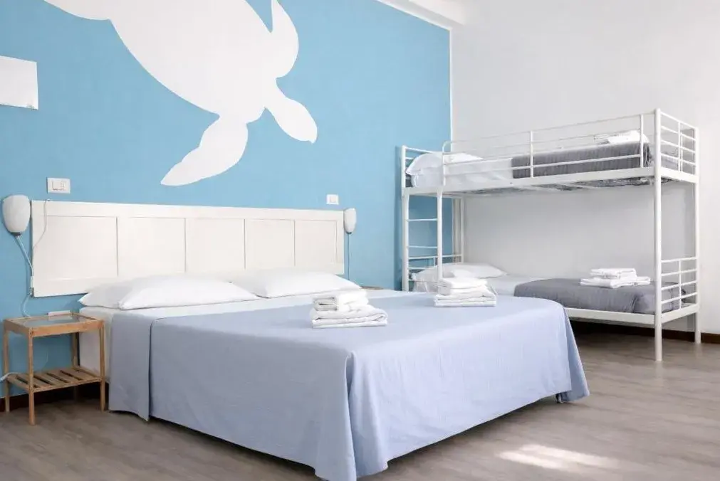 Camera quadrupla con letto matrimoniale e letto a castello