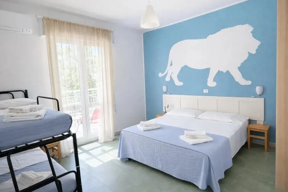 Camera tripla luminosa con letto matrimoniale e letto singolo